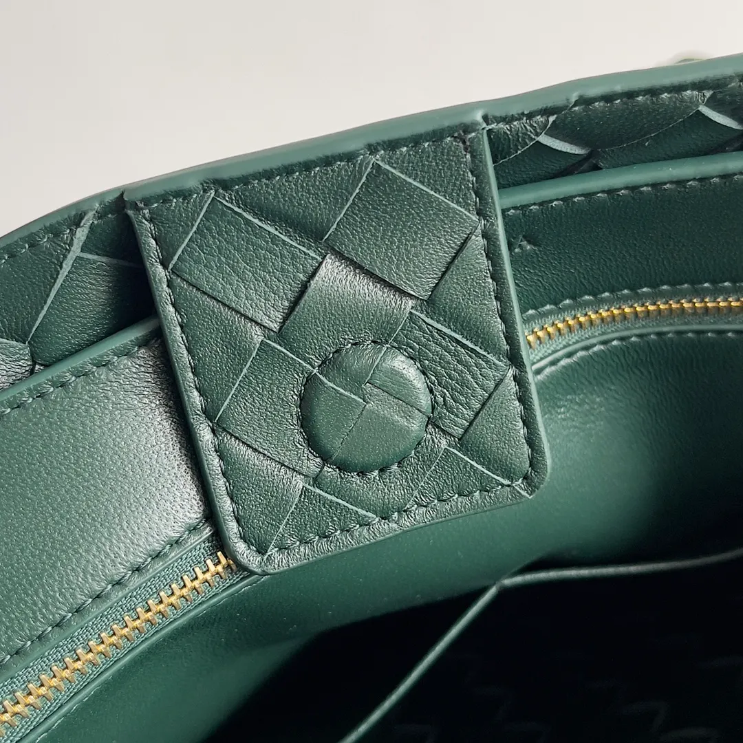 The 2023 new Andiamo batch of 2260 BV has been shipped‼ ️Really popular🔥The new Andiamo woven handbag launched by Bottega Veneta this season is really popular all over the world! ! Celebrities at home and abroad have worn it, and Oscar-winning actress Michelle Yeoh has taken it out on the street. Song Jia, Trai Yara, Yu Feihong, Sanji Ayaka, Rosie Hunting-Whiteley, Yoshioka Riho, etc. have all picked up this bag. It is classic and versatile, showing off its temperament, and the bag capacity is also large, which is very convenient for daily commuting! ! A variety of carrying methods, the shoulder straps can be adjusted by yourself, the original lambskin feels soft and delicate, and the unisex style breaks the gender boundaries and brings a more practical and long-lasting use experience. Andiamo, which has both elegant and casual styles, perfectly interprets the true appearance of "fashionable old money style". Style number: 743572 Size: 32*24*12